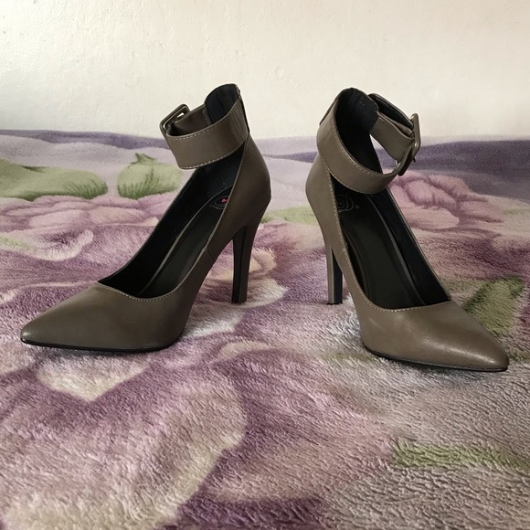 Beautiful High Heels - Picture 3 of 10